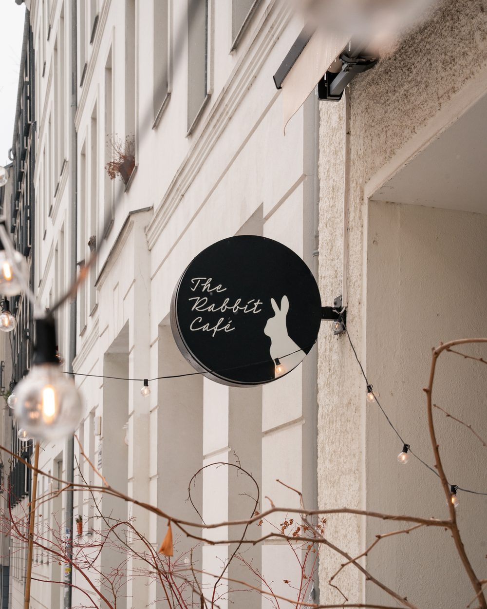 Das Schild von The Rabbit Café an der Hausfassade